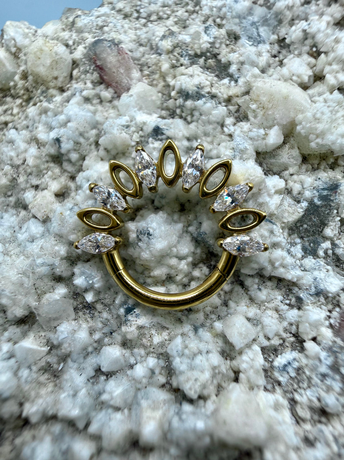 Ring/Clicker Titan 1.2mm mit hohlem Marquise und Zirkonia 8mm