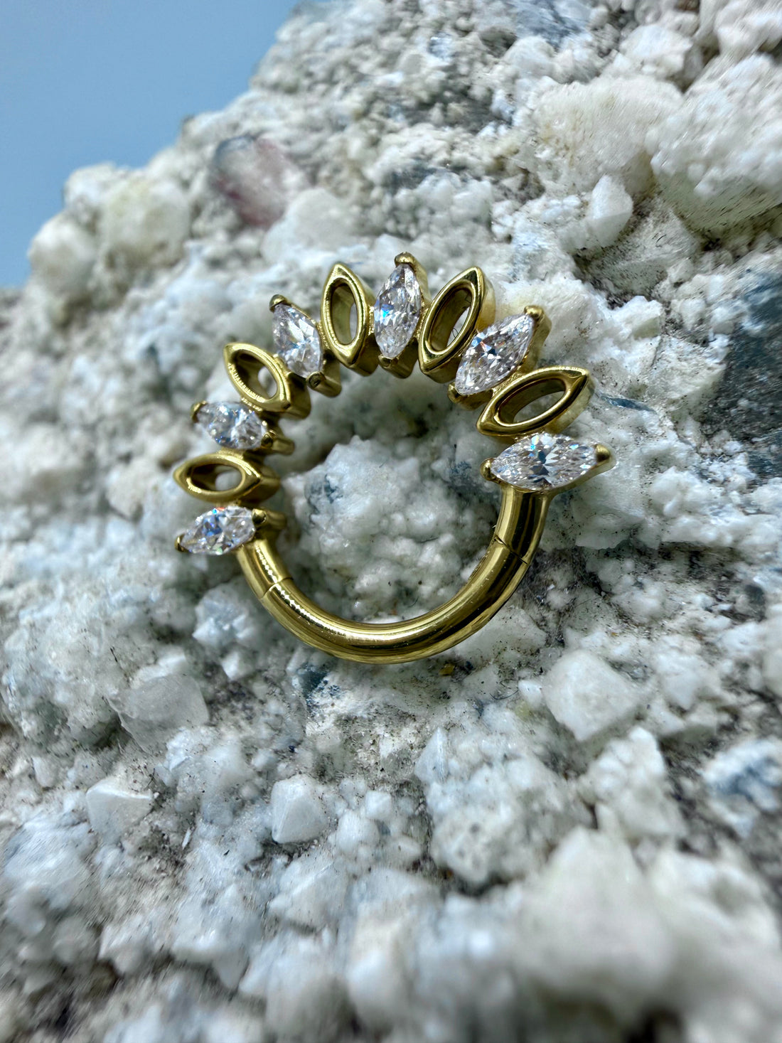 Ring/Clicker Titan 1.2mm mit hohlem Marquise und Zirkonia 8mm