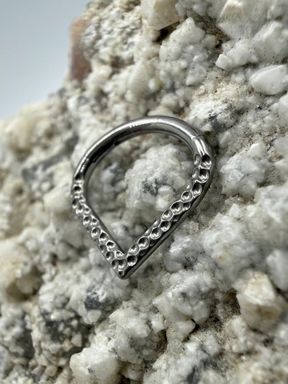 Ring/Clicker Titan 1.2mm in Tropfenform gehämmert 8mm